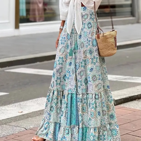 Boutique Bohemian Floral Print Tiered Maxi Skirt - Picture 4 of 4